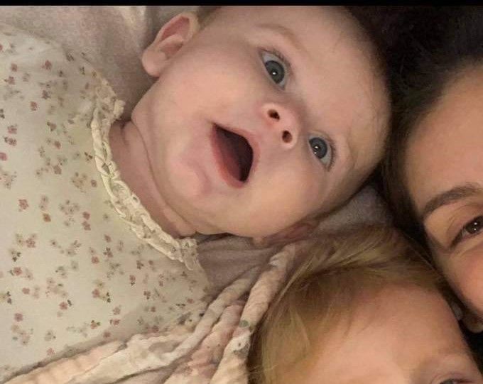 Patricia og sine to små piger, Victoria og Sophia